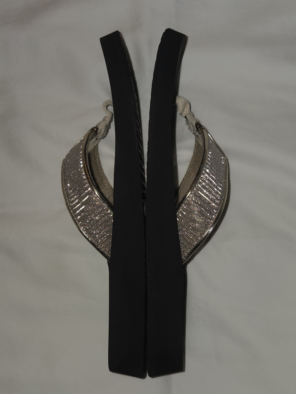 Yellow Box Women's Gold Metallic Flip Flop Sandals 🔥 NEW Size 9 - Picture 2 of 5